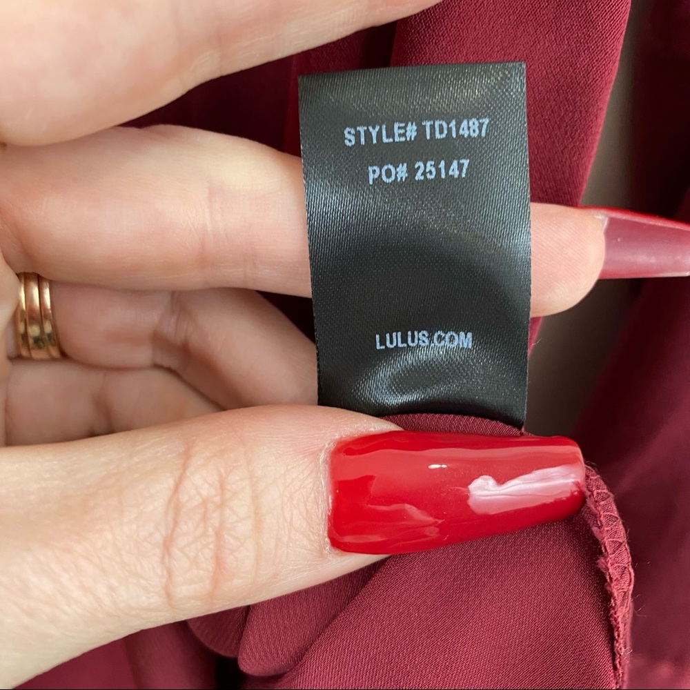 Lulu’s Long Sleeve Satin Burgundy Button Front Blouse Size Small NWT - Picture 9 of 9